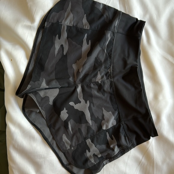 Athleta Women’s running shorts in camo size XS. - Picture 2 of 7